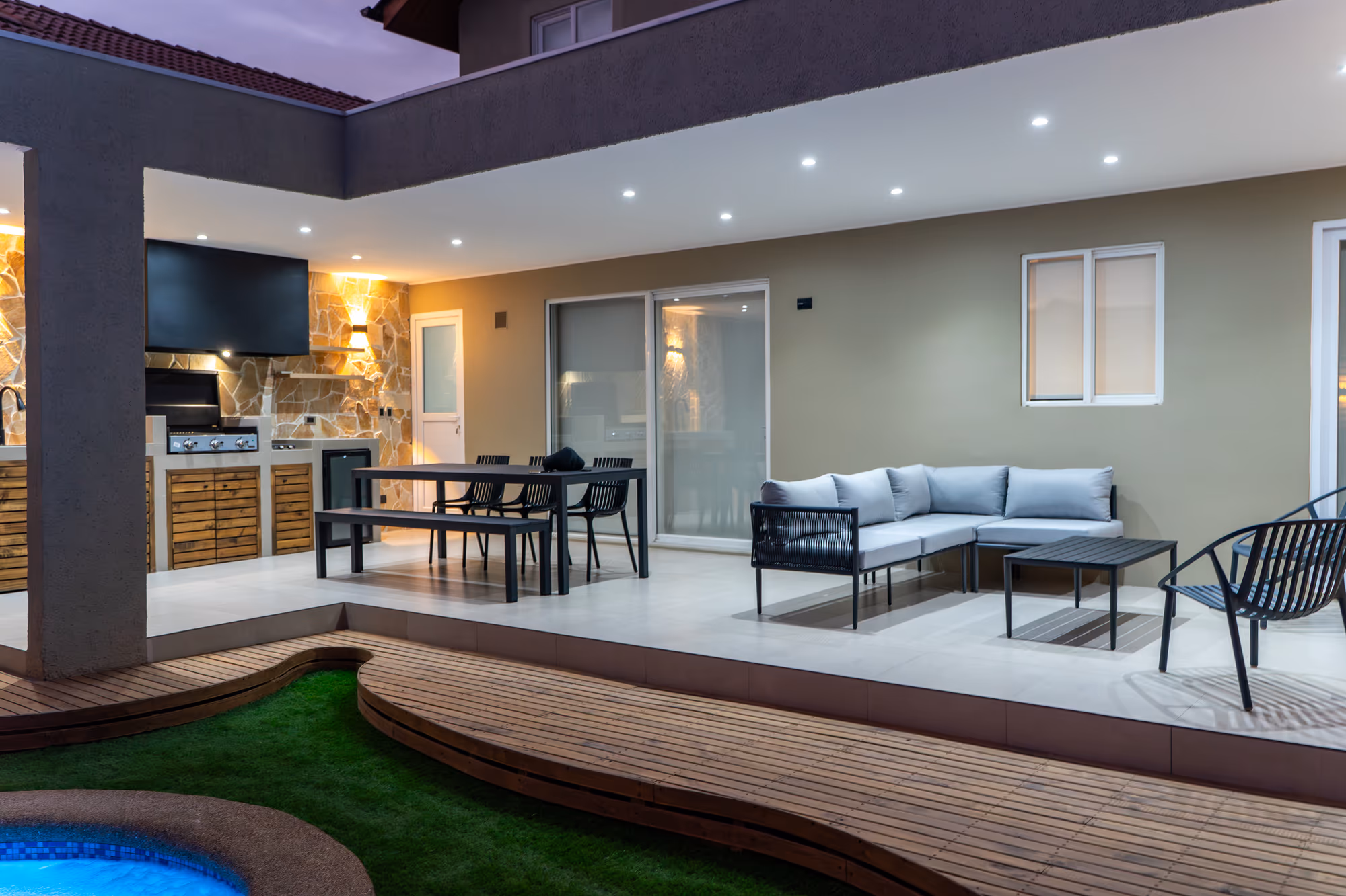 Living exterior con quincho terminado por R&S Constructora